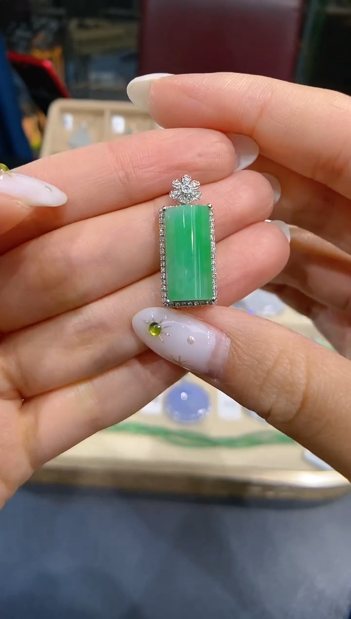 【闪购商品】翡翠颈饰18K金镶嵌无事柱