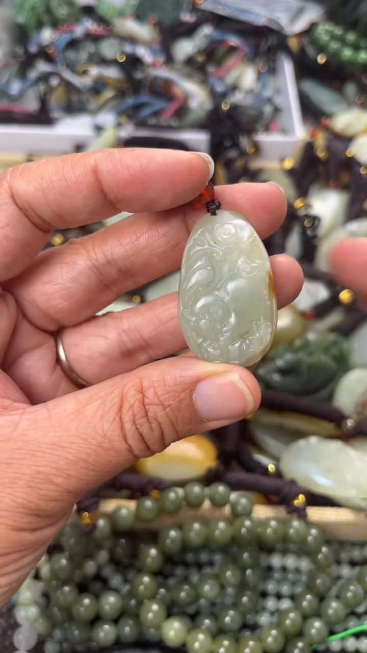 【闪购商品】和田玉颈饰未镶嵌多样性发货没有证书拍一发一有瑕