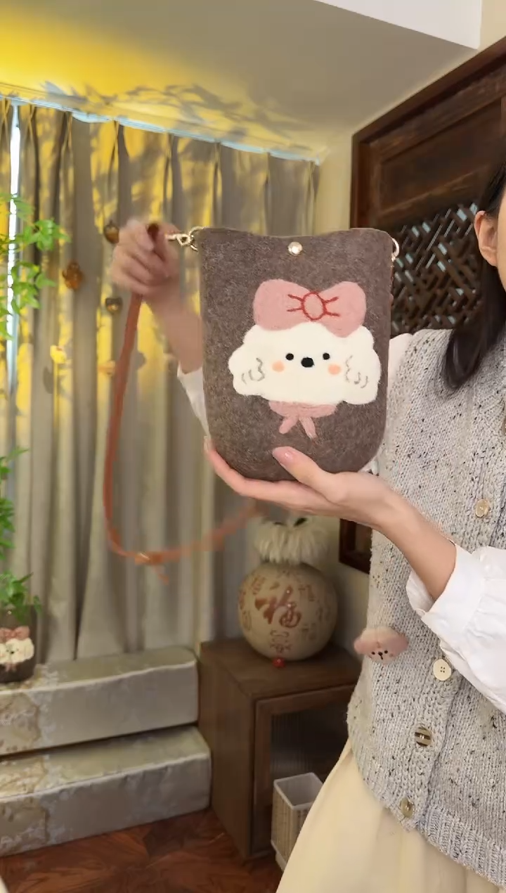 羊毛非遗纯手工包  手机包小狗