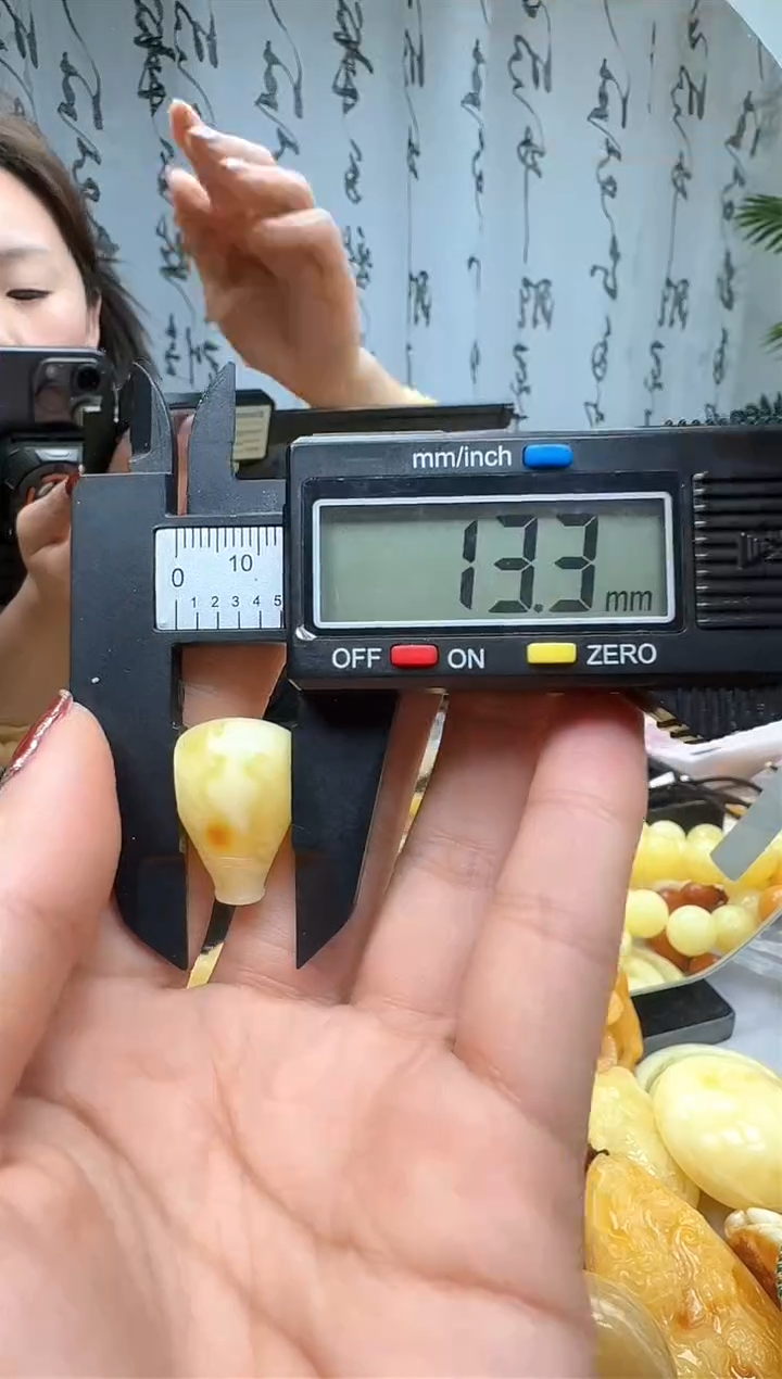 【闪购商品】琥珀裸石未镶嵌三通