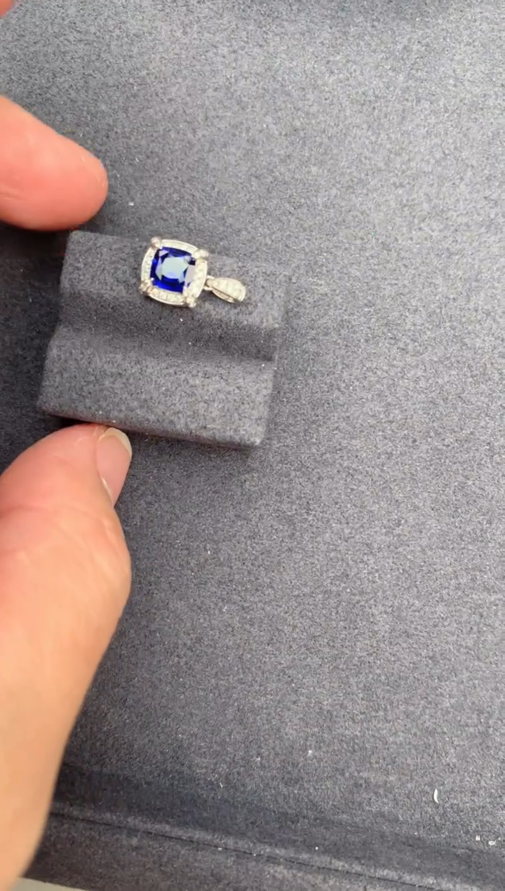 【闪购商品】蓝宝石颈饰18K金镶嵌96分皇家蓝吊坠