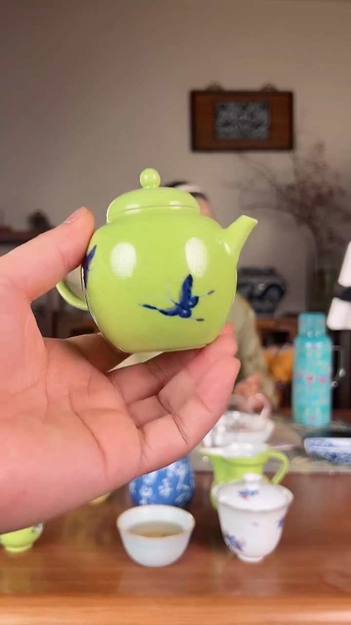 【闪购商品】观云春晨戏蝶小壶