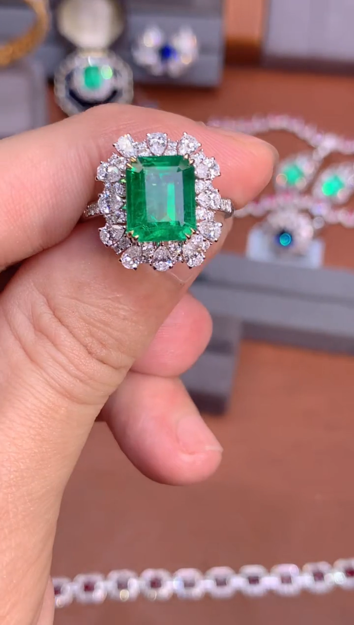 【闪购商品】祖母绿戒指18K金镶嵌3.45CT