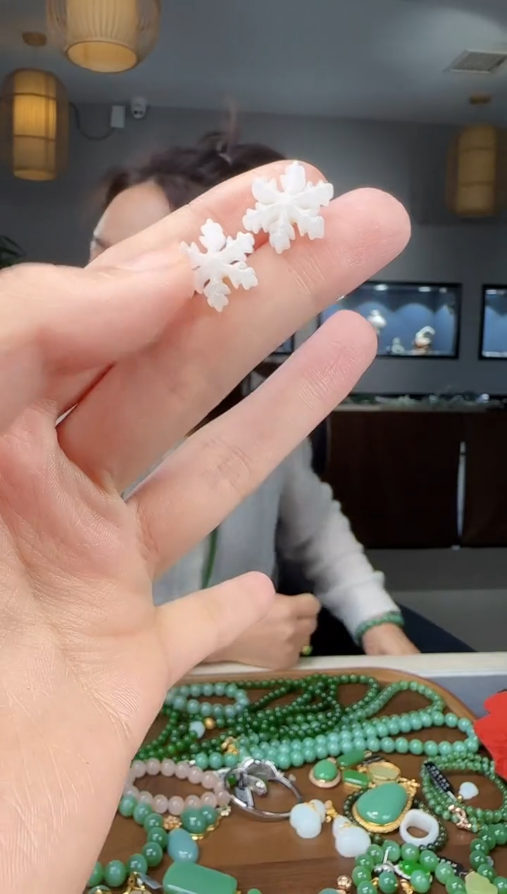 18K金镶嵌和田玉耳饰1