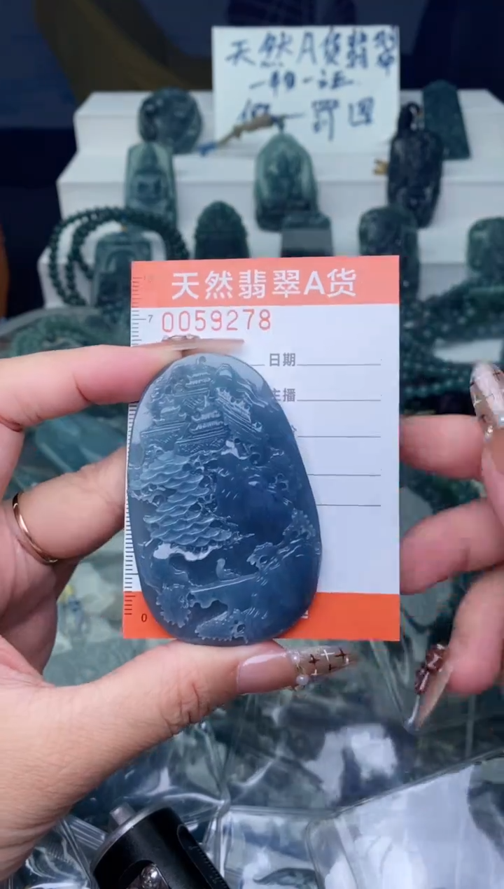 翡翠未镶嵌颈饰          