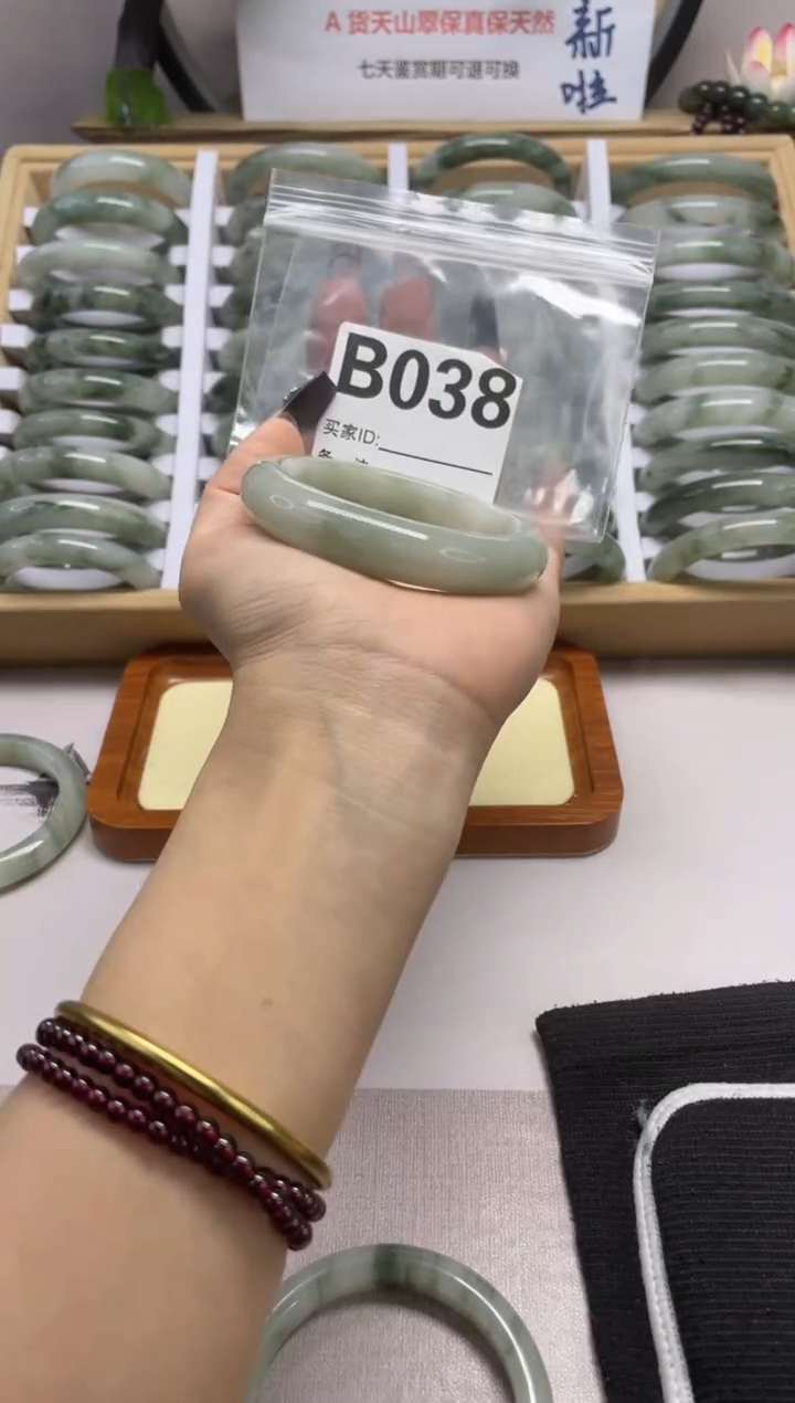 【闪购商品】石英质玉（天山翠）手镯未镶嵌b038
