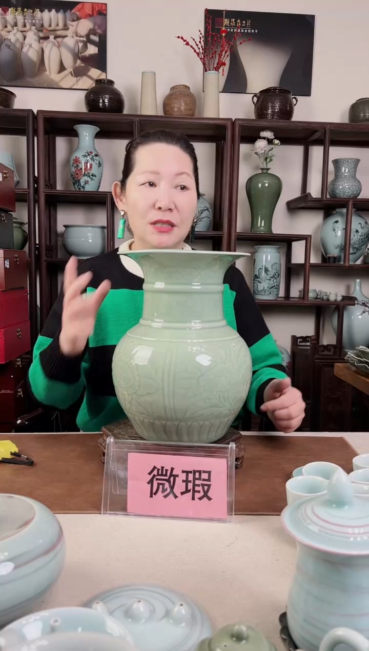 【闪购商品】杯豆青釉 刻花瓶（釉不均匀）