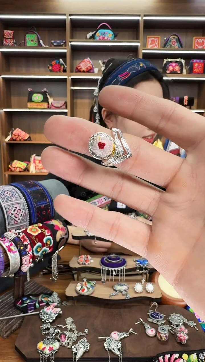【闪购商品】织绣178蒙阿苏苗绣传承