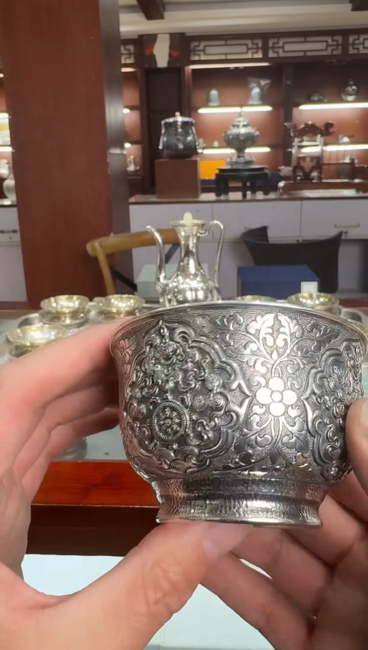 足银精工手工八宝鏨刻双层熏色主人杯