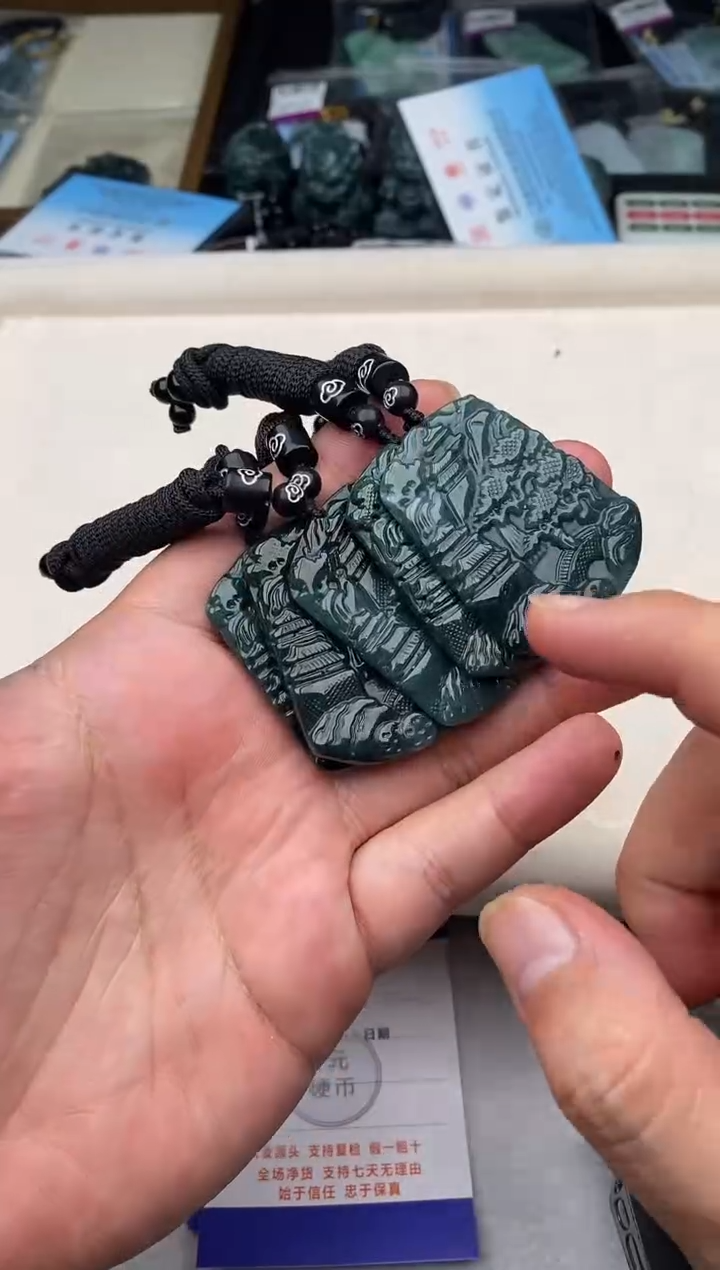 翡翠未镶嵌颈饰多样性发其一