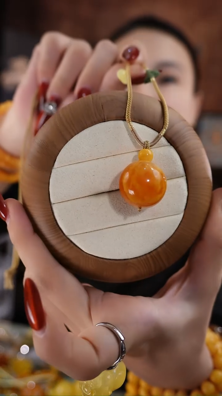 未镶嵌颈饰琥珀颈饰