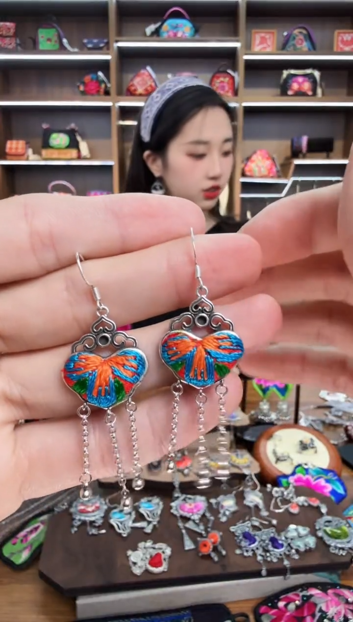 【闪购商品】织绣211蒙阿苏苗绣传承