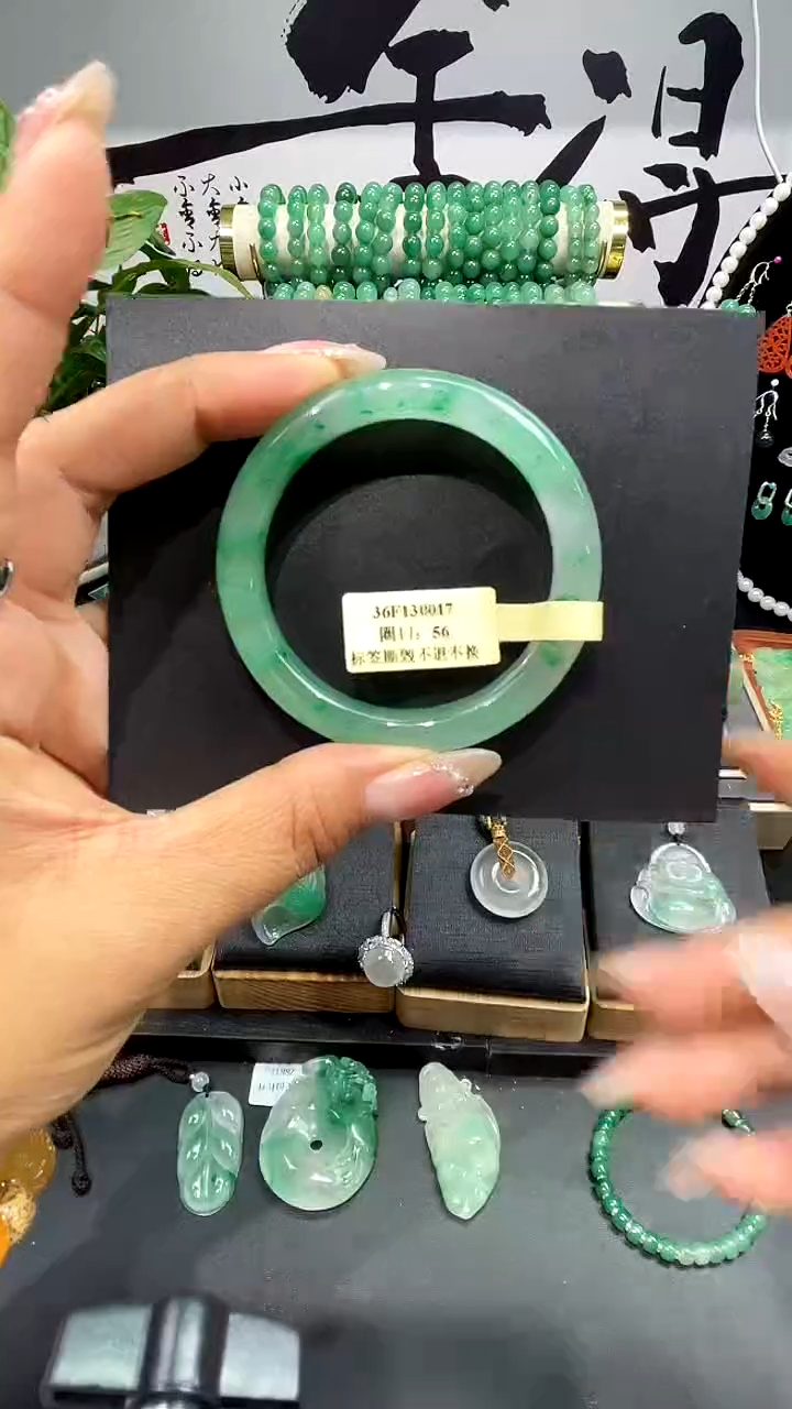 未镶嵌手镯石英质玉（非洲翠）手镯