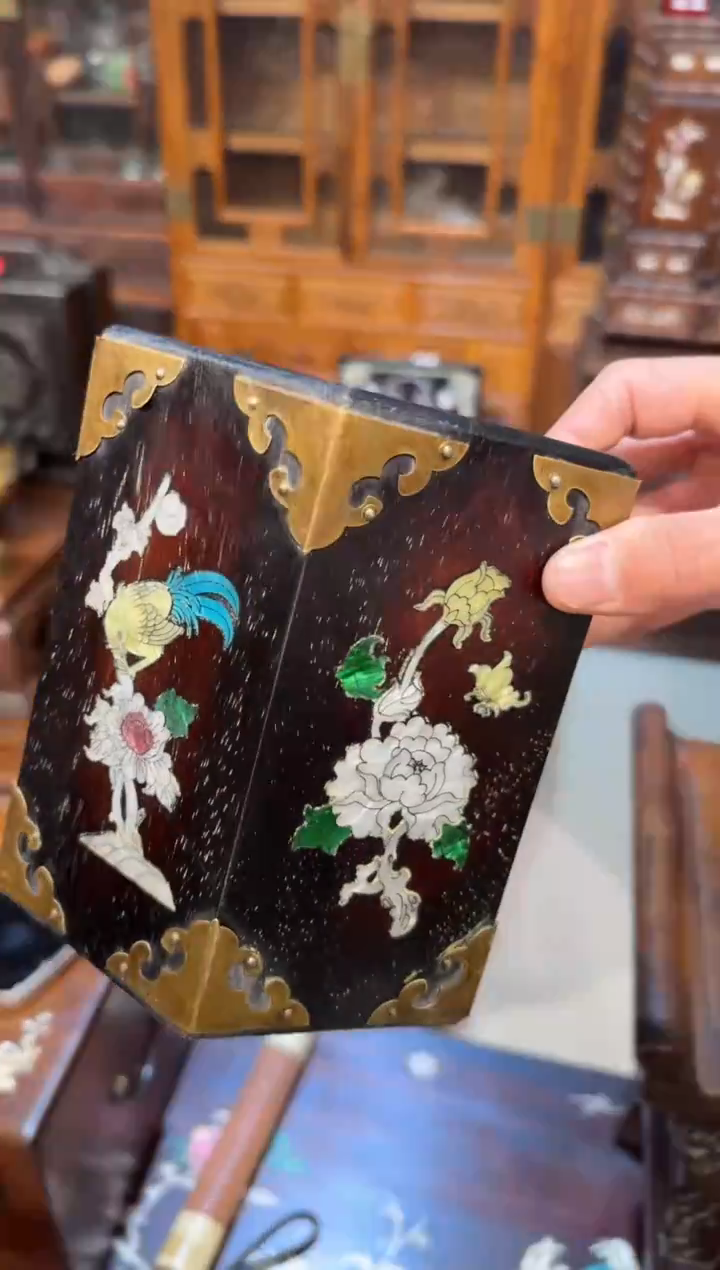 木木头款紫檀花开富贵笔筒180