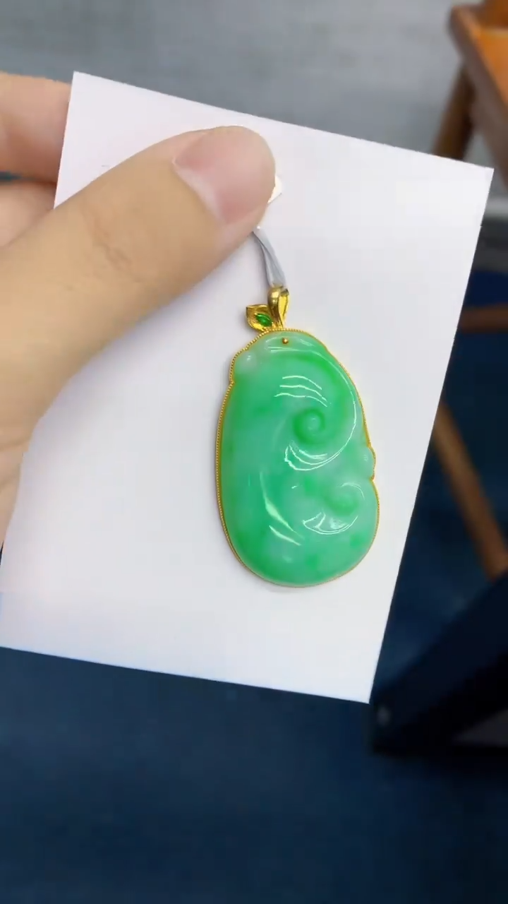 翡翠18K金镶嵌颈饰             1
