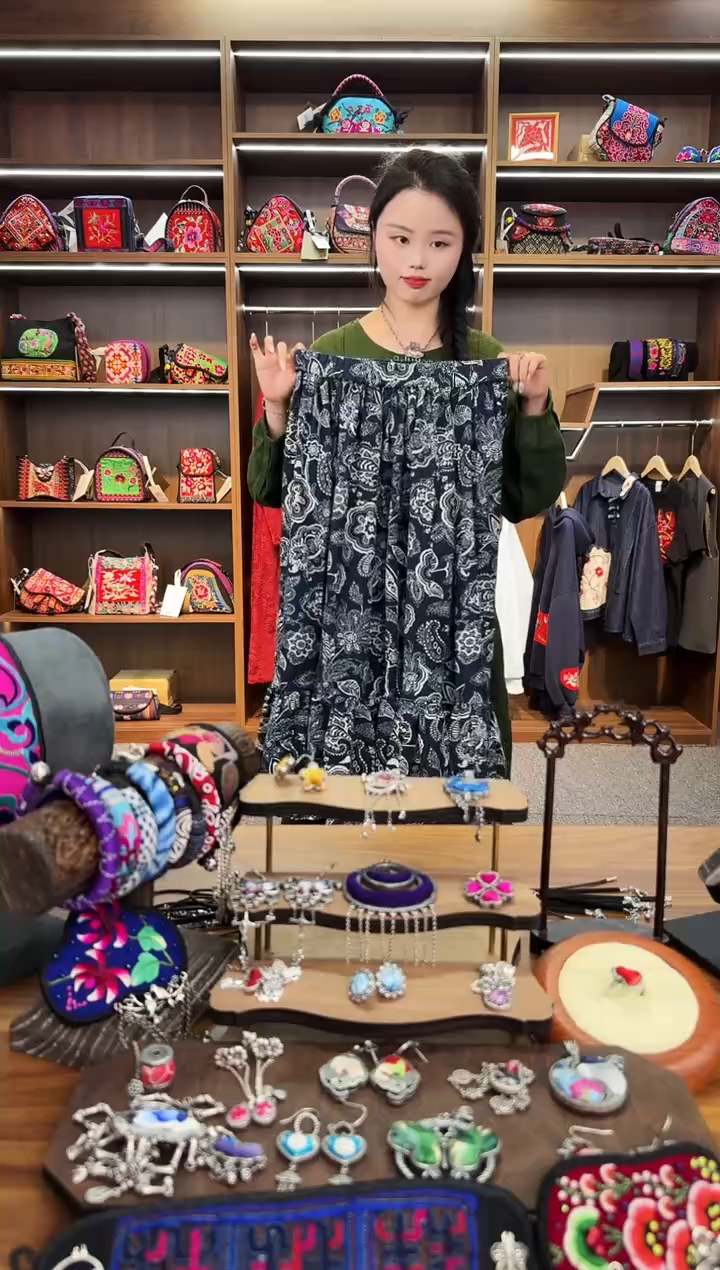 【闪购商品】织绣A22蒙阿苏苗绣传承