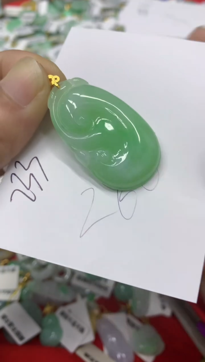 翡翠18K金镶嵌颈饰翡翠