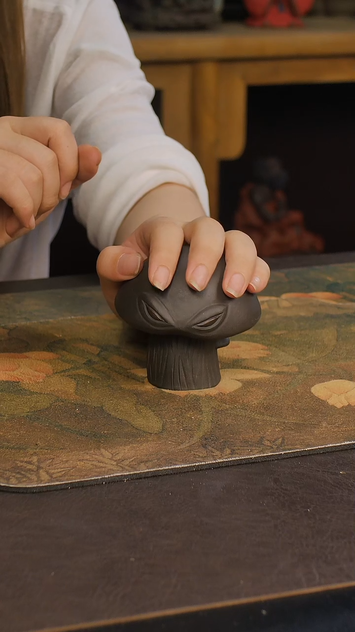 紫砂茶宠黑色毁灭菇