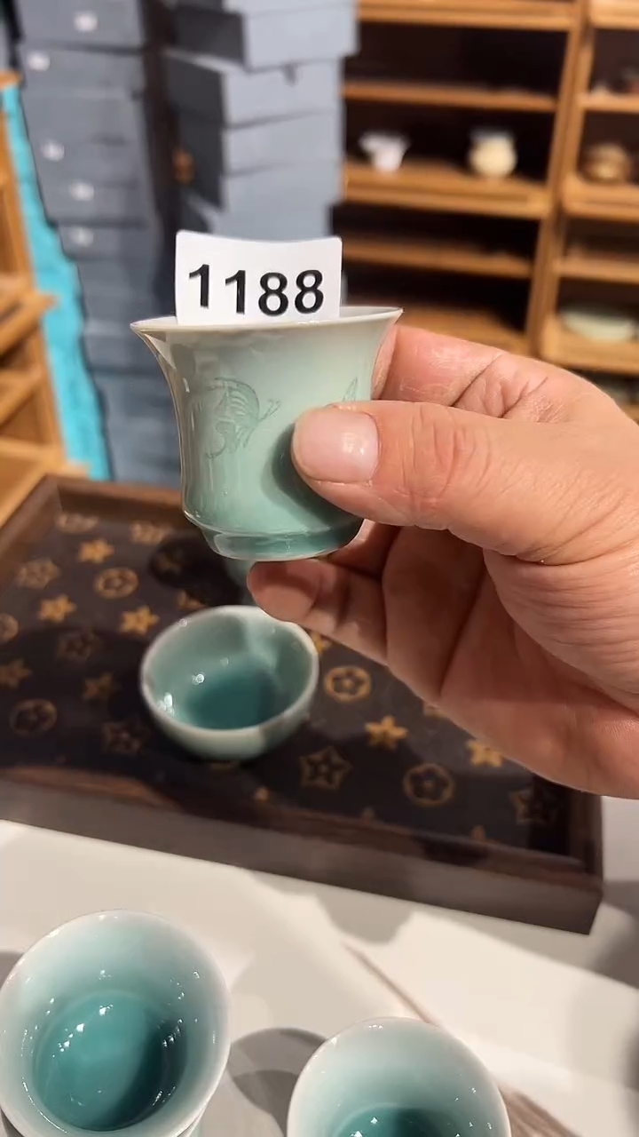 龙泉窑粉青蝶儿飞收腰杯微瑕1188