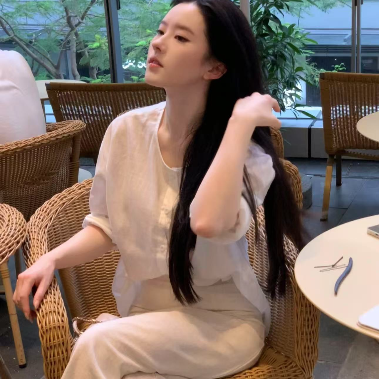 米色亚麻中长款直筒裙女2026夏薄款休闲裙半身裙后开叉一步裙长裙