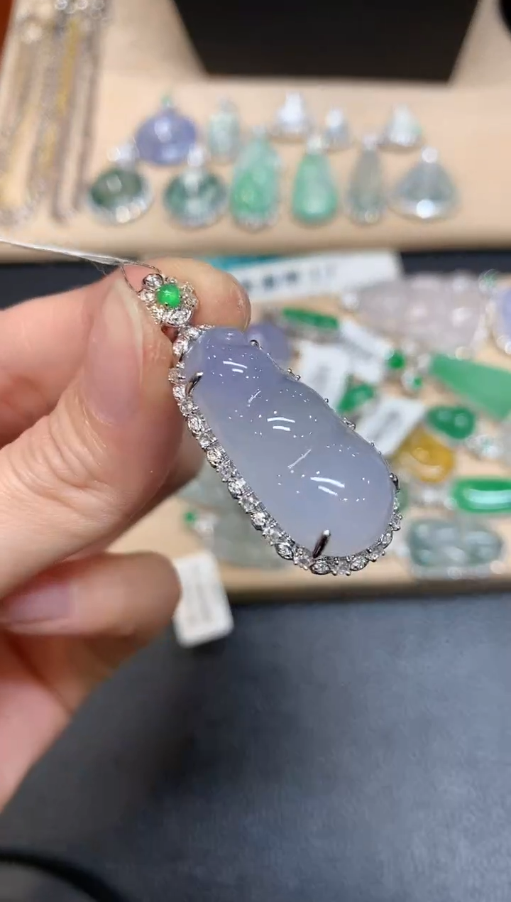 【闪购商品】翡翠颈饰18K金镶嵌福豆【无服务费