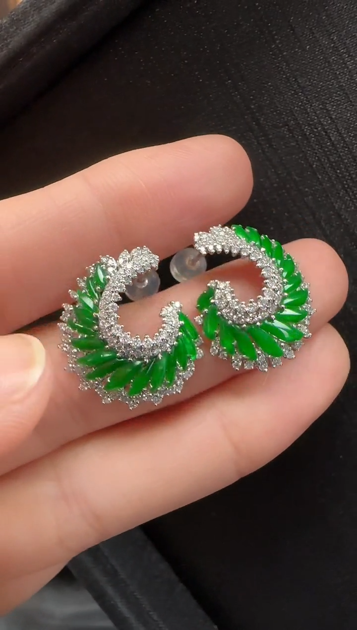 18K金镶嵌翡翠耳饰423随形一对