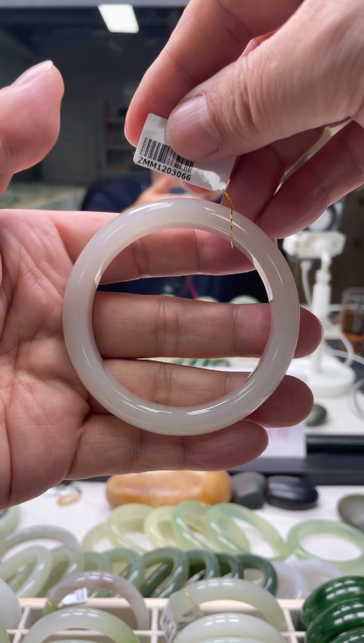 【闪购商品】和田玉手镯未镶嵌56-圈口3066