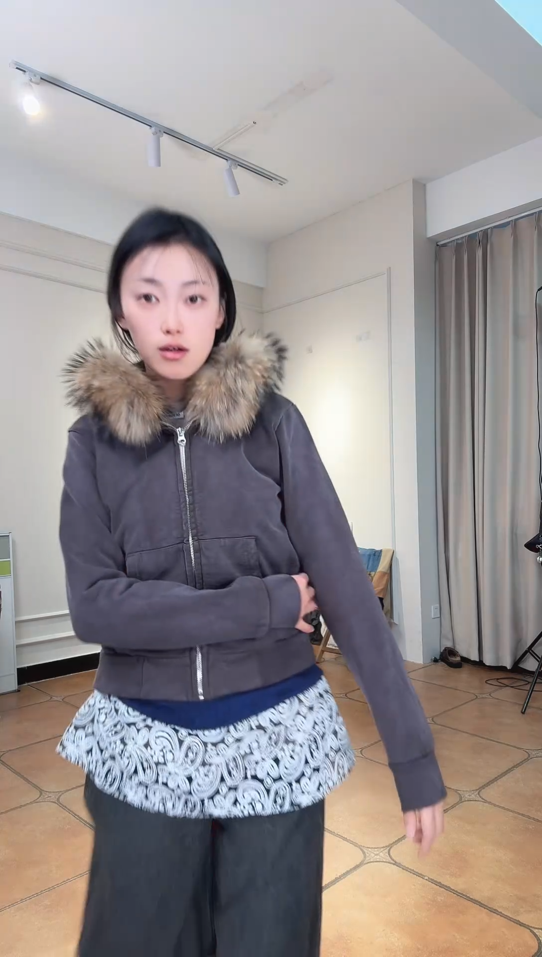 大*阳设计师品牌棕色带毛领外套