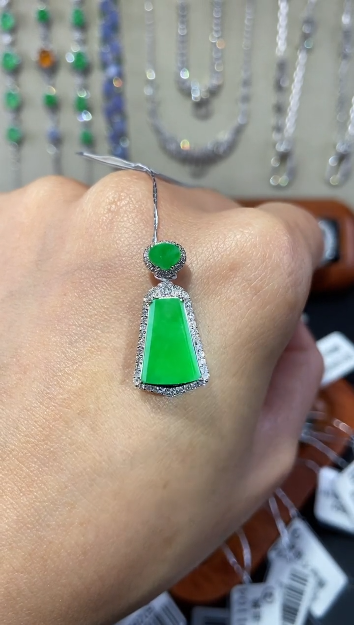 【闪购商品】翡翠颈饰18K金镶嵌吊坠