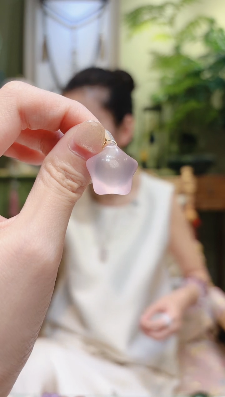 【闪购商品】水晶吊坠18K金镶嵌粉水晶星星吊坠