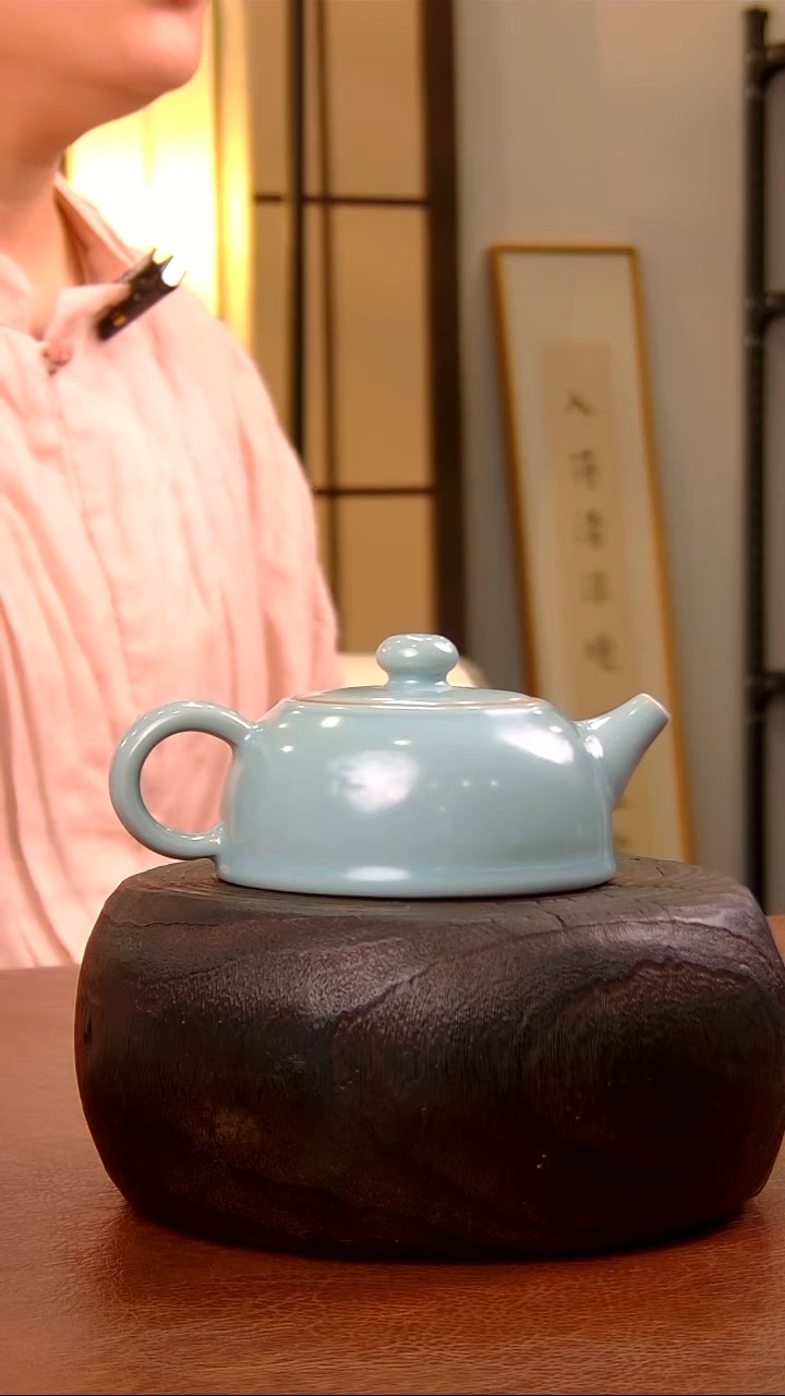 【闪购商品】瓷片244天青色无款半月壶........