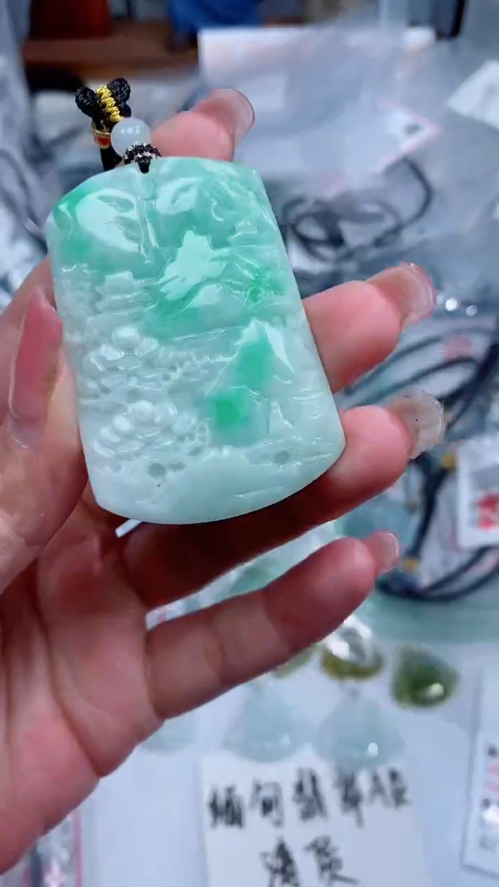 翡翠未镶嵌颈饰吊坠