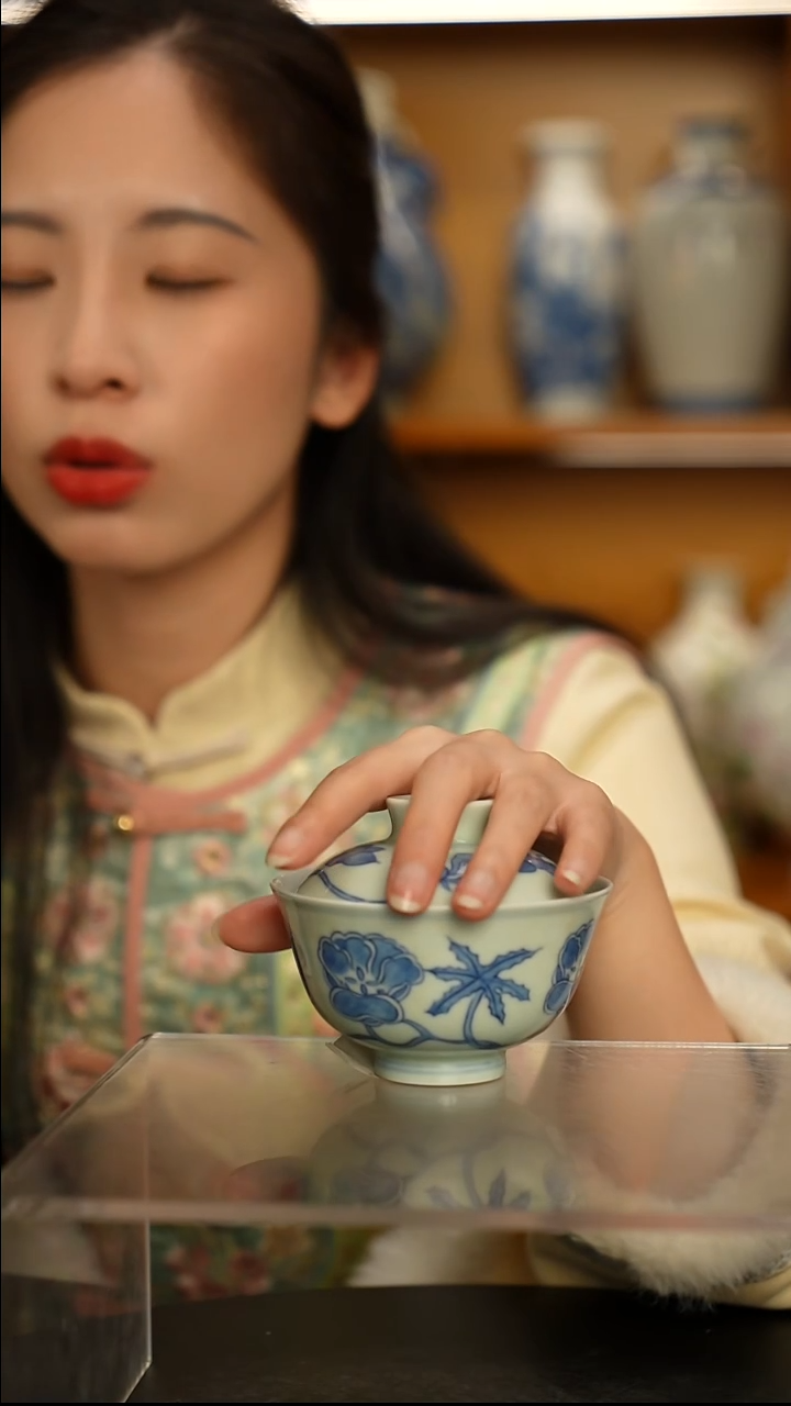 仿清瓷青花牡丹秋葵纹盖碗一只