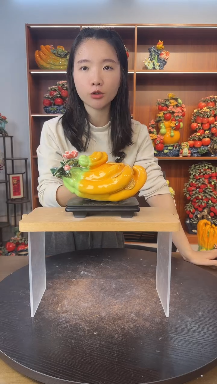 陶瓷有底座金币佛手摆件