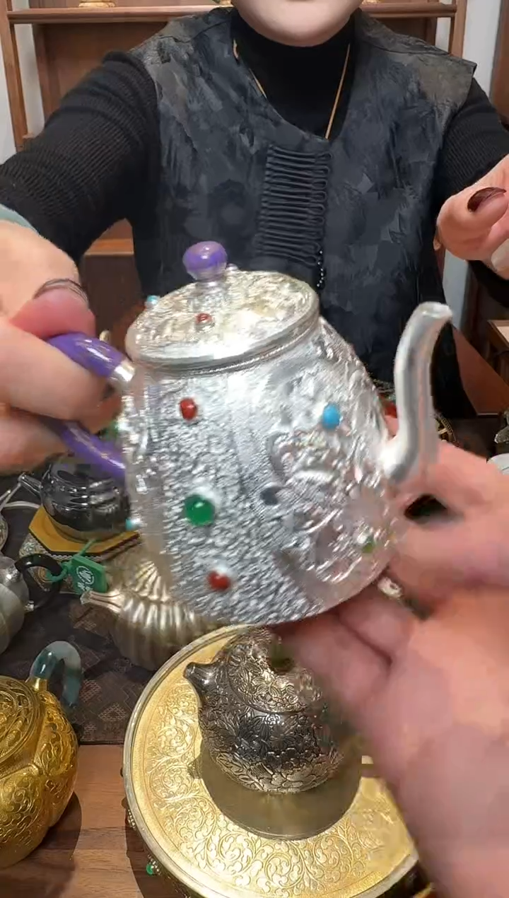 【闪购商品】'呆坐 卷草纹嵌百宝纳泽壶（预售）