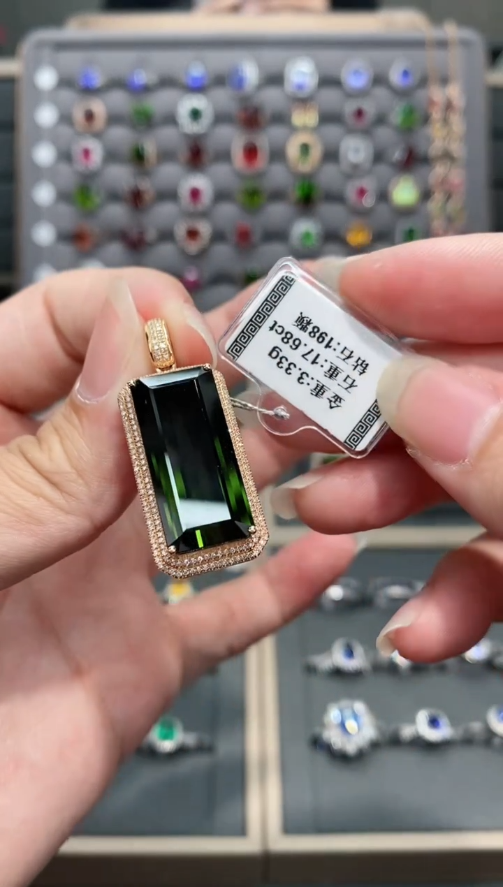 【闪购商品】碧玺颈饰18K金镶嵌17.68