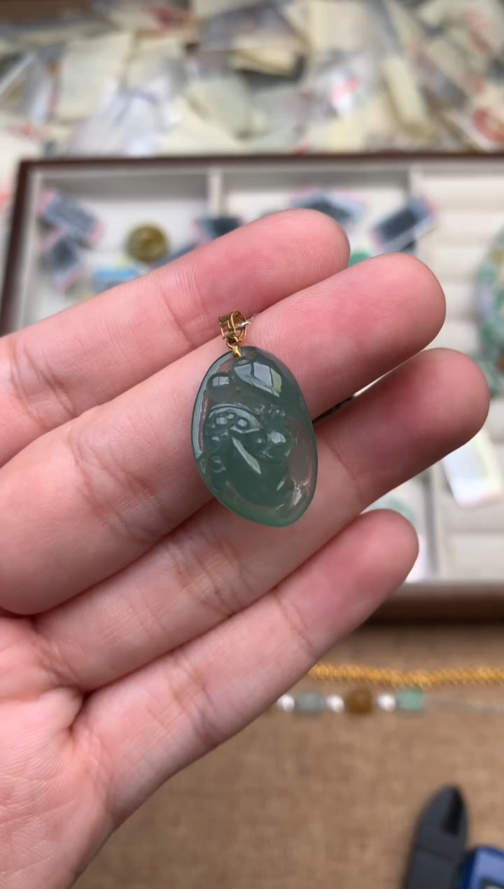 18K金镶嵌挂件翡翠一