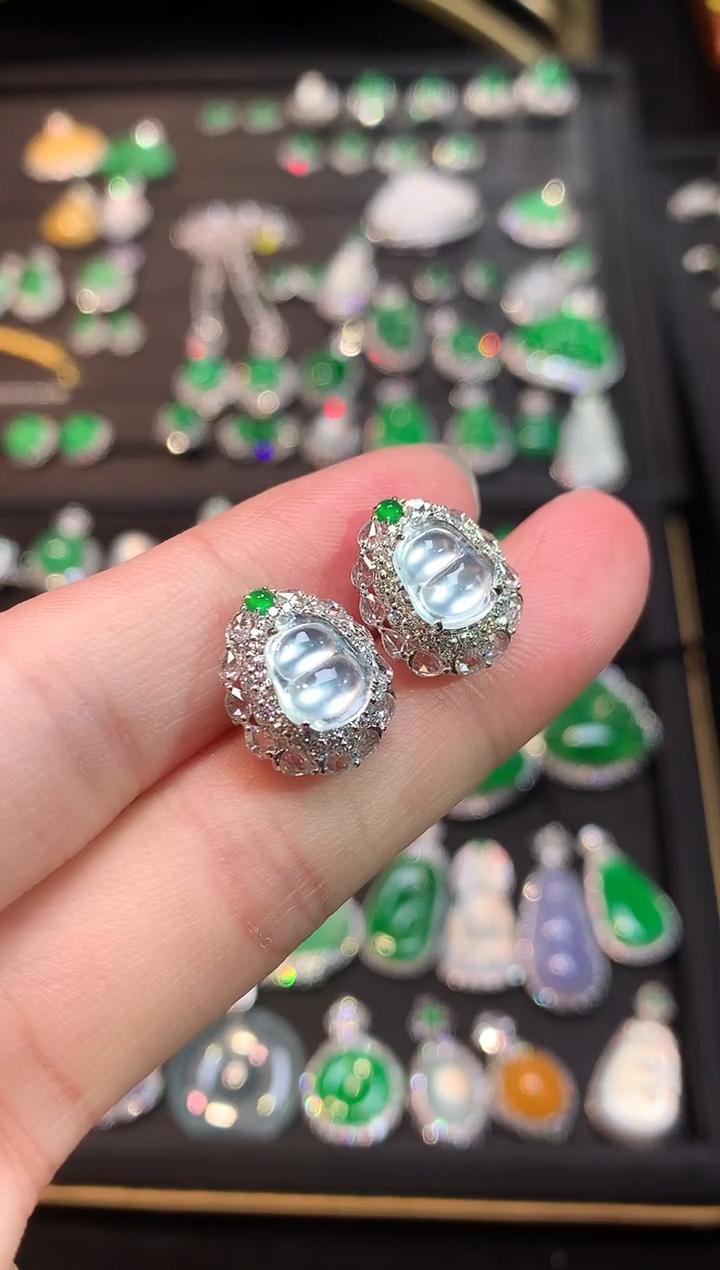 18K金镶嵌翡翠耳饰玻璃种黑钢炸光福豆耳钉