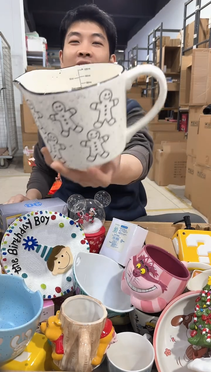 瓷片姜饼人奶壶 