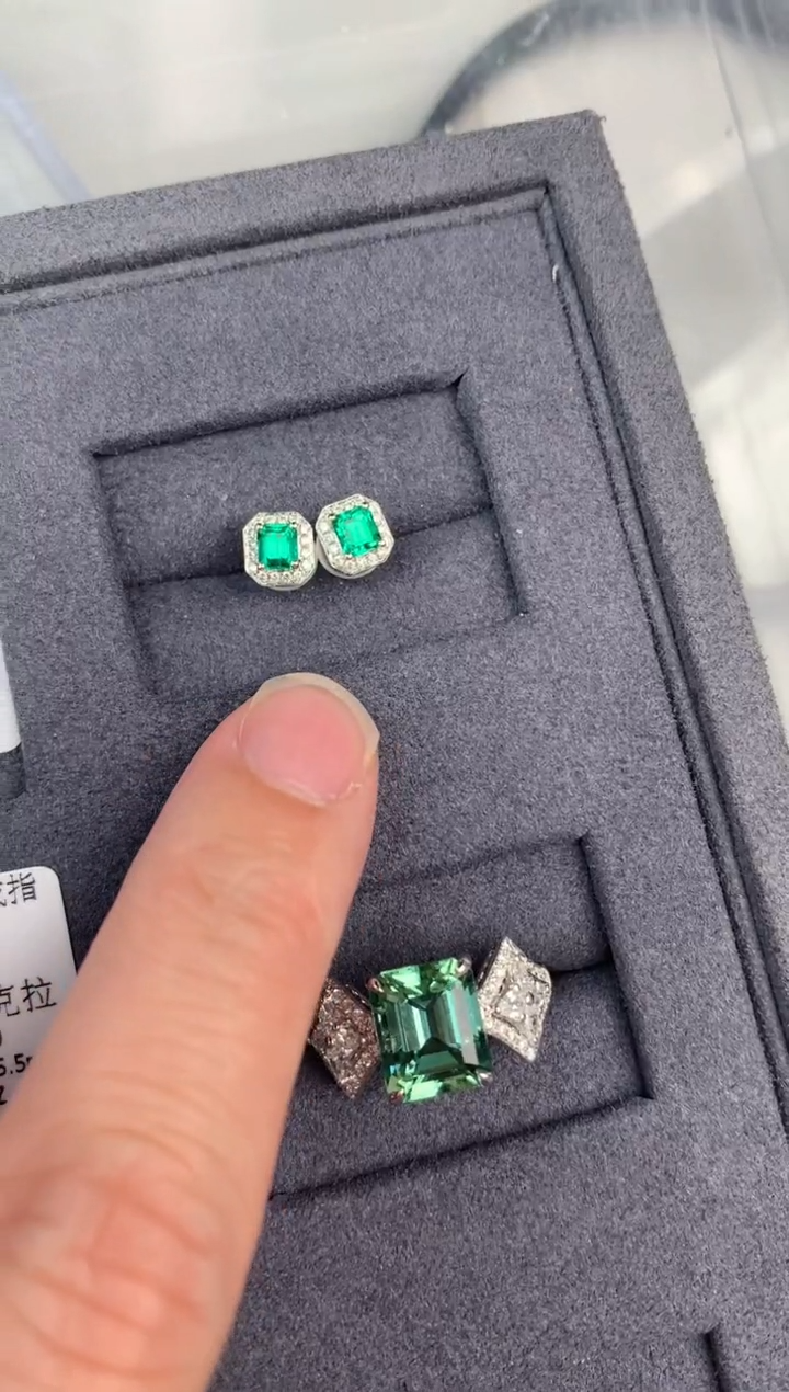 【闪购商品】祖母绿耳饰18K金镶嵌20分祖母绿耳钉