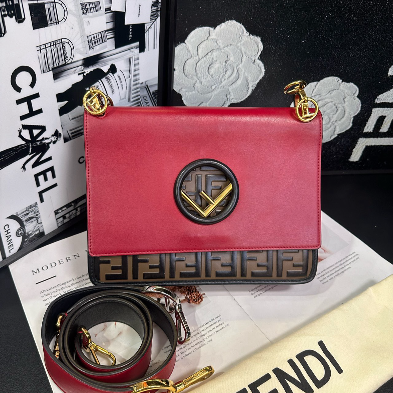 95新 FENDI/芬迪 老花拼红金Kan单肩包B2655