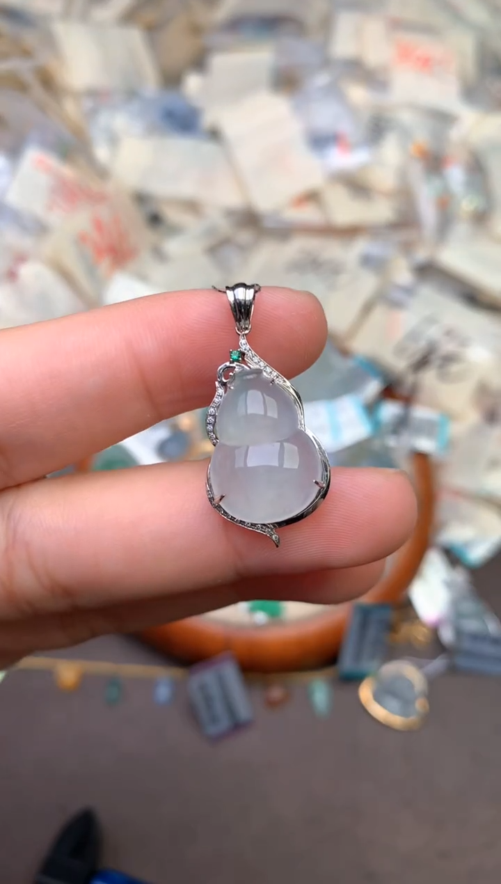 18K金镶嵌挂件翡翠— 