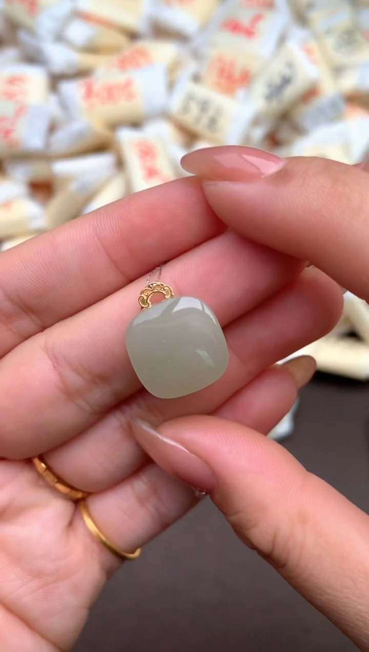 【闪购商品】和田玉挂件18K金镶嵌  —    