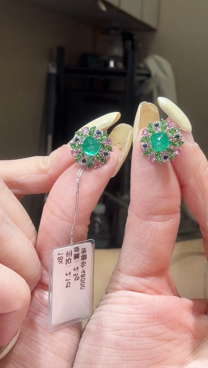 18K金镶嵌耳钉祖母绿2.1ct