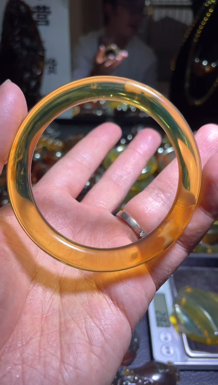 【闪购商品】琥珀裸石未镶嵌净水 57圆条手镯 金蓝飘蜜