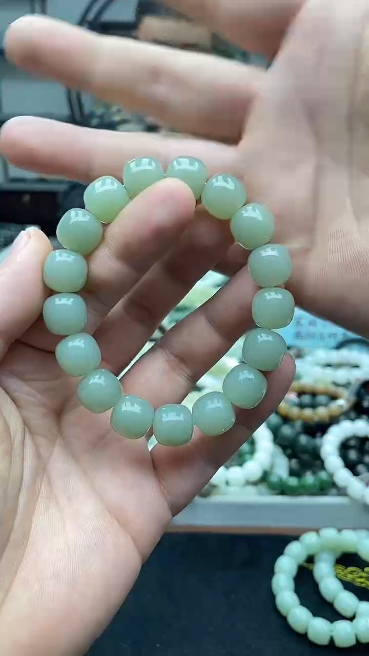 未镶嵌手串和田玉新疆且末天空蓝13有黑点..介意勿拍