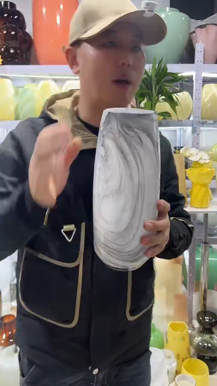 灰白水墨勾丝花瓶