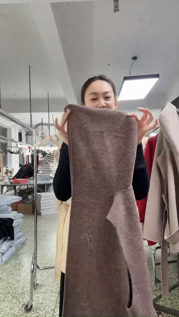 咖色格子连帽马甲