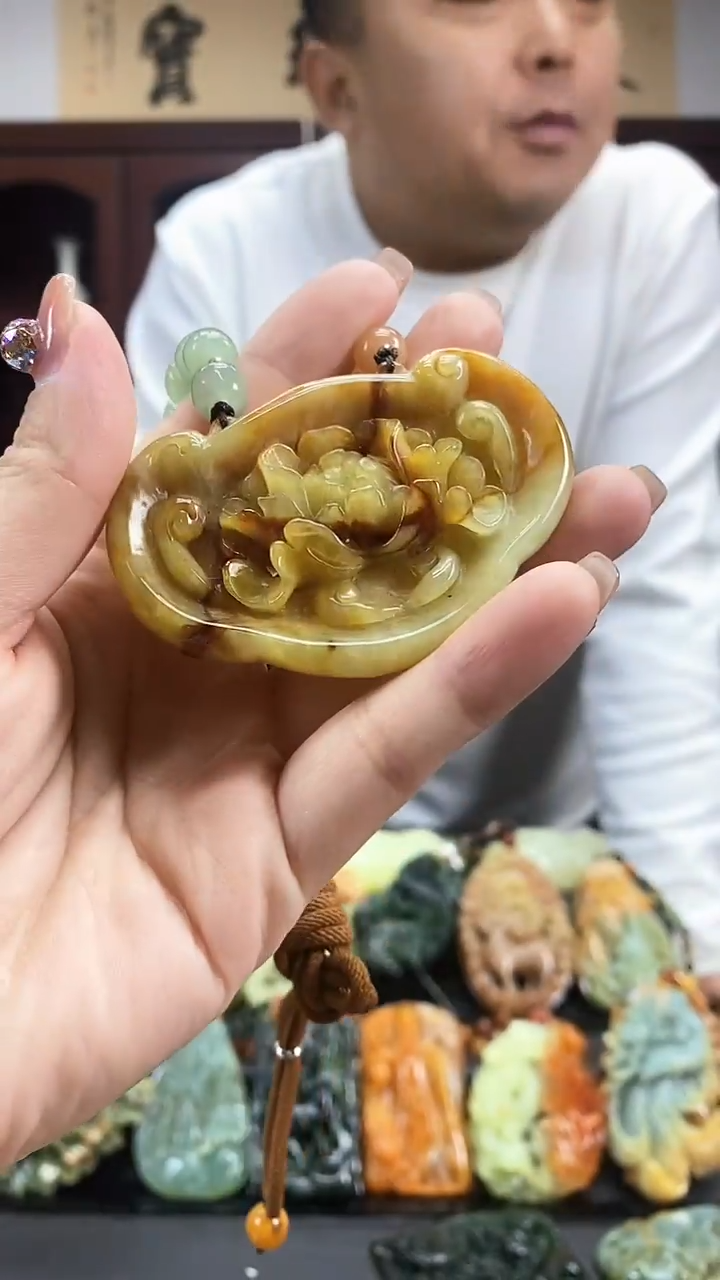 【闪购商品】蛇纹石玉吊坠未镶嵌`