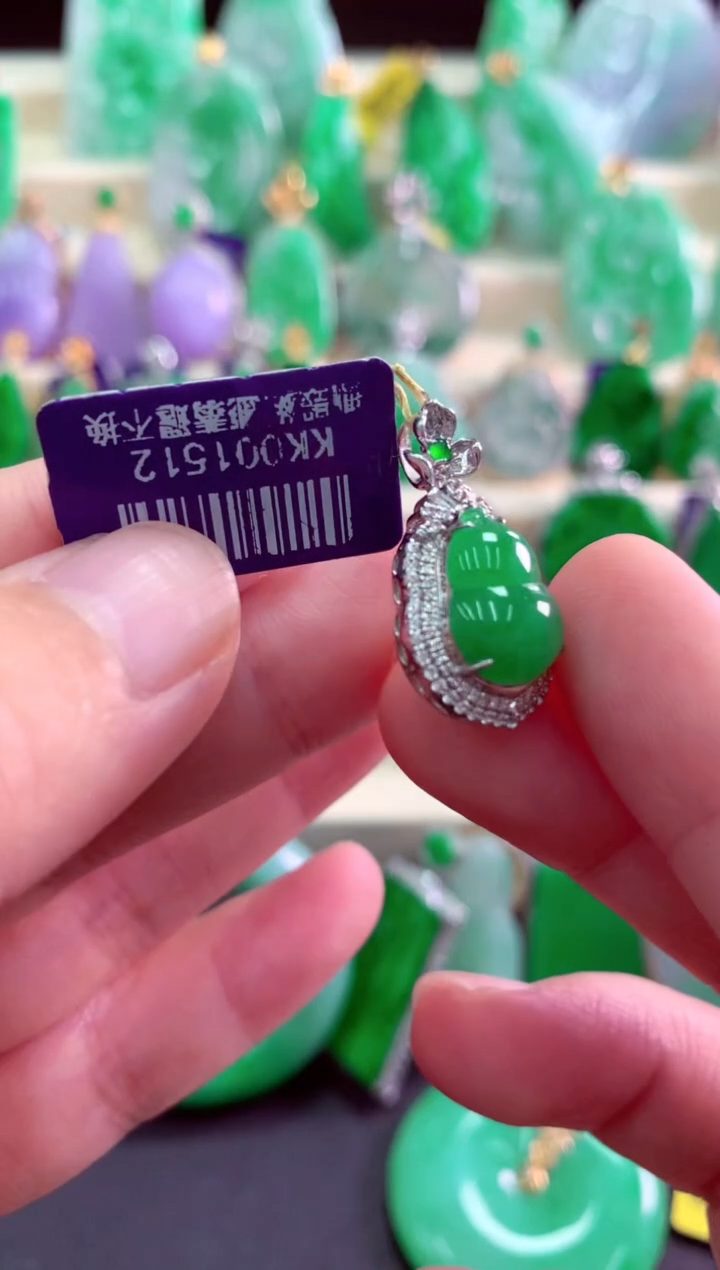 颈饰18K金镶嵌翡翠挂件